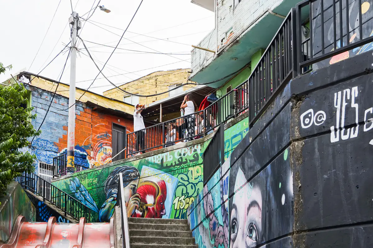 Escaleras entre murales de colores en la Comuna 13 de Medellín.