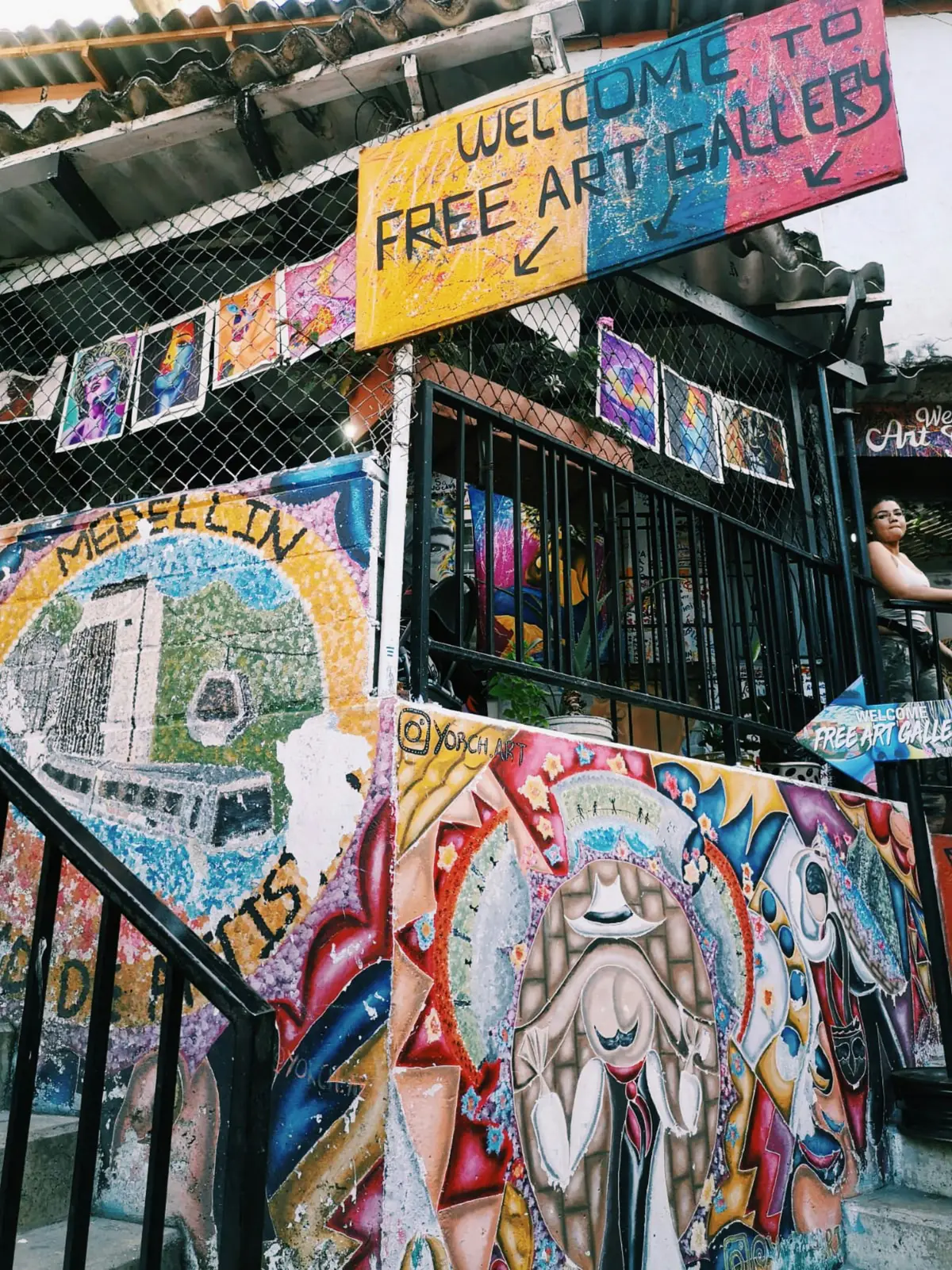 Grafitis y un letrero que dice «Welcome to free art gallery» en la Comuna 13.