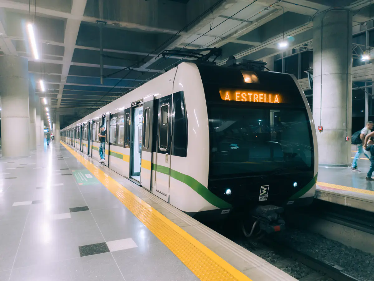 Un tren del Metro de Medellín detenido en el andén de una estación.