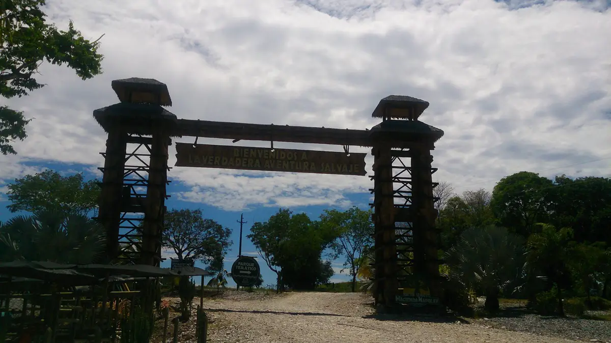 El portal de entrada del Parque Temático Hacienda Nápoles, entre árboles.