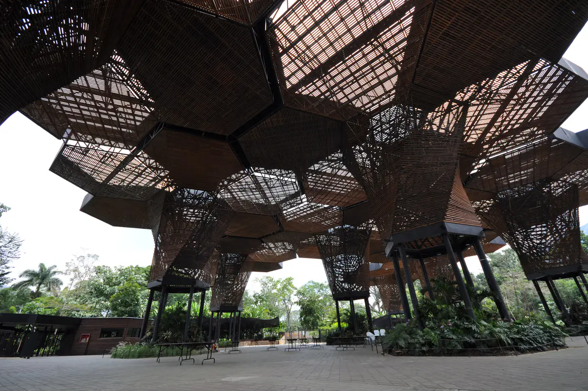El Orquideorama del Jardín Botánico de Medellín: una cubierta de madera en forma de panal sobre columnas.