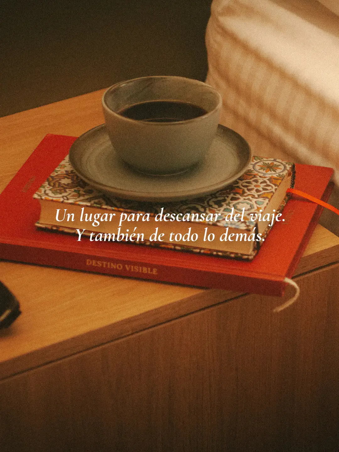 Publicación de Bruma Verde: café sobre libros junto a la cama y el texto «Un lugar para descansar del viaje. Y también de todo lo demás».