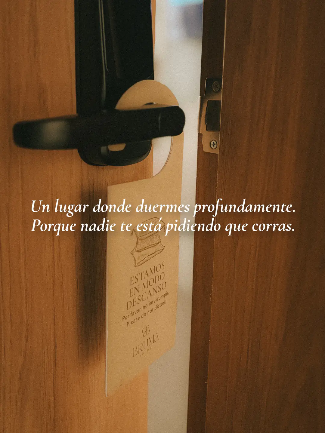 Publicación de Bruma Verde: aviso de «modo descanso» en una puerta y el texto «Un lugar donde duermes profundamente. Porque nadie te está pidiendo que corras».