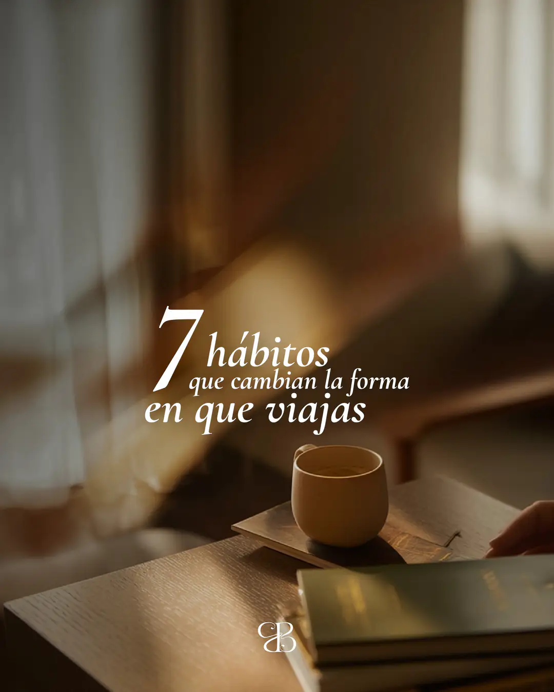Publicación de Bruma Verde: taza y libros junto a una ventana con el título «7 hábitos que cambian la forma en que viajas».