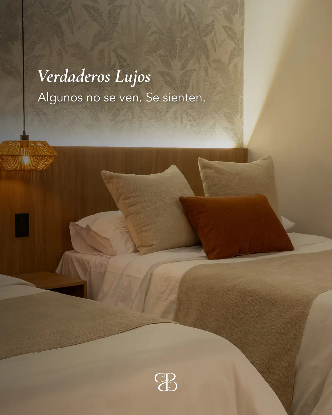 Publicación de Bruma Verde: habitación con dos camas y lámpara tejida, con el texto «Verdaderos lujos. Algunos no se ven. Se sienten».